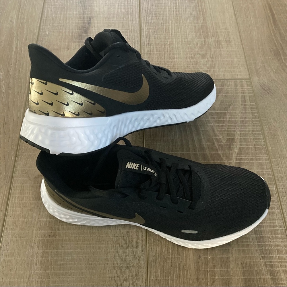 Nike Revolution 5 Premium Sneaker Size 9.5